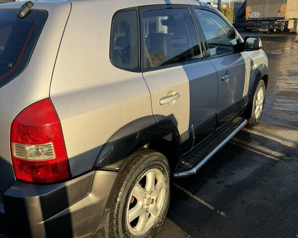 Серый Хендай Туксон, объемом двигателя 1.99 л и пробегом 215 тыс. км за 5980 $, фото 9 на Automoto.ua