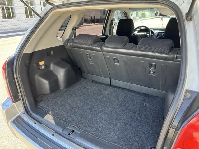 Серый Хендай Туксон, объемом двигателя 2 л и пробегом 270 тыс. км за 7300 $, фото 4 на Automoto.ua