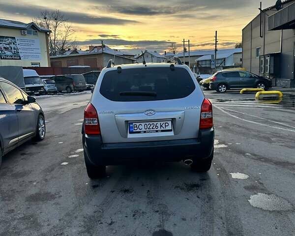 Серый Хендай Туксон, объемом двигателя 1.98 л и пробегом 220 тыс. км за 6800 $, фото 7 на Automoto.ua