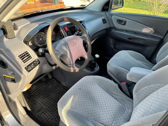 Серый Хендай Туксон, объемом двигателя 2 л и пробегом 210 тыс. км за 2350 $, фото 5 на Automoto.ua