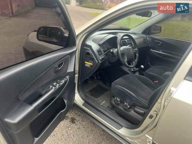 Серый Хендай Туксон, объемом двигателя 1.98 л и пробегом 205 тыс. км за 6700 $, фото 19 на Automoto.ua