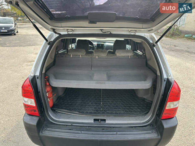 Сірий Хендай Туксон, об'ємом двигуна 2 л та пробігом 250 тис. км за 5850 $, фото 12 на Automoto.ua