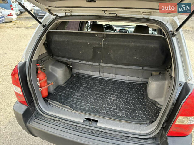 Сірий Хендай Туксон, об'ємом двигуна 2 л та пробігом 250 тис. км за 5850 $, фото 13 на Automoto.ua