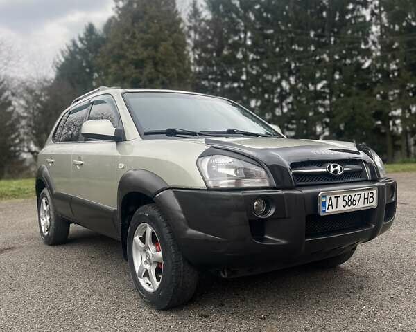 Серый Хендай Туксон, объемом двигателя 1.98 л и пробегом 205 тыс. км за 6700 $, фото 3 на Automoto.ua