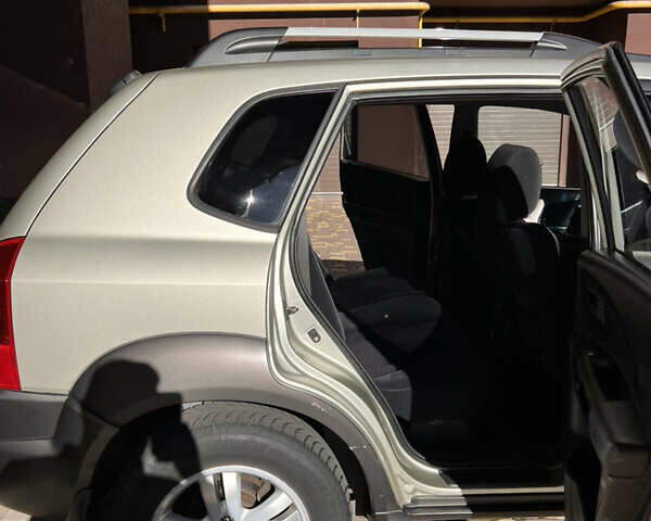 Серый Хендай Туксон, объемом двигателя 2 л и пробегом 285 тыс. км за 6500 $, фото 12 на Automoto.ua