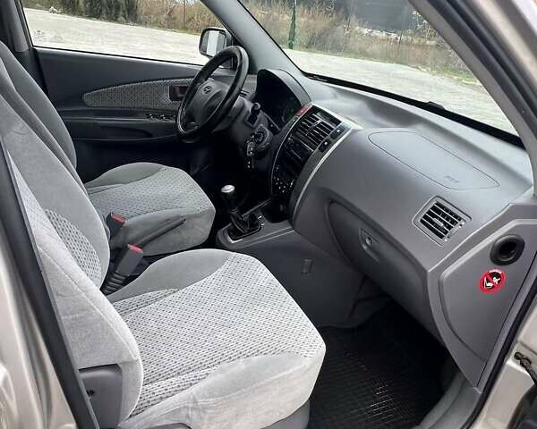 Сірий Хендай Туксон, об'ємом двигуна 1.98 л та пробігом 243 тис. км за 6900 $, фото 19 на Automoto.ua