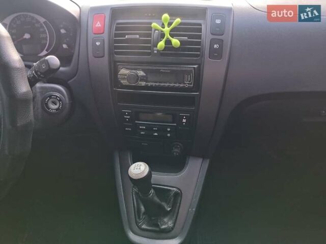 Серый Хендай Туксон, объемом двигателя 1.98 л и пробегом 181 тыс. км за 7000 $, фото 15 на Automoto.ua