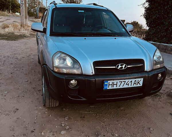 Серый Хендай Туксон, объемом двигателя 1.99 л и пробегом 269 тыс. км за 6999 $, фото 4 на Automoto.ua