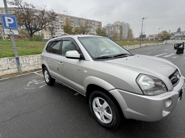 Серый Хендай Туксон, объемом двигателя 2 л и пробегом 163 тыс. км за 8350 $, фото 6 на Automoto.ua