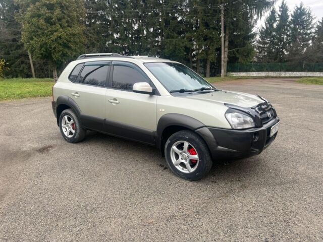 Серый Хендай Туксон, объемом двигателя 2 л и пробегом 205 тыс. км за 6700 $, фото 2 на Automoto.ua