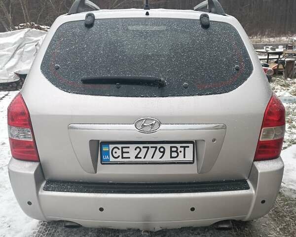 Серый Хендай Туксон, объемом двигателя 2 л и пробегом 280 тыс. км за 7200 $, фото 3 на Automoto.ua