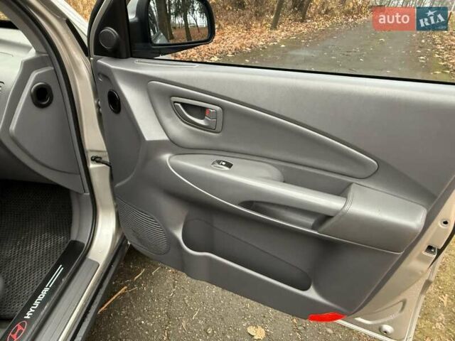 Серый Хендай Туксон, объемом двигателя 2 л и пробегом 248 тыс. км за 6599 $, фото 24 на Automoto.ua