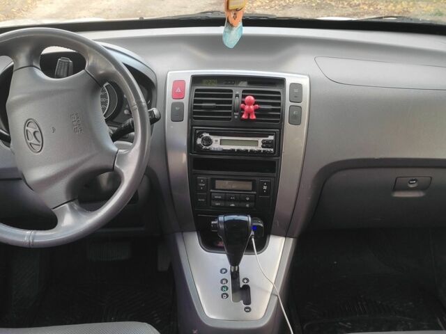 Серый Хендай Туксон, объемом двигателя 2 л и пробегом 264 тыс. км за 4500 $, фото 14 на Automoto.ua