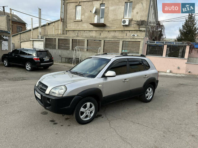 Сірий Хендай Туксон, об'ємом двигуна 2 л та пробігом 250 тис. км за 5850 $, фото 1 на Automoto.ua