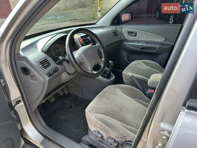Сірий Хендай Туксон, об'ємом двигуна 2 л та пробігом 250 тис. км за 5850 $, фото 18 на Automoto.ua