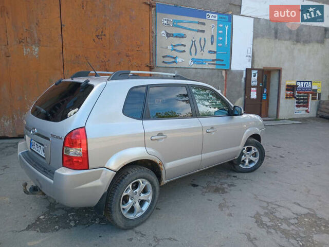 Сірий Хендай Туксон, об'ємом двигуна 1.98 л та пробігом 270 тис. км за 6800 $, фото 3 на Automoto.ua