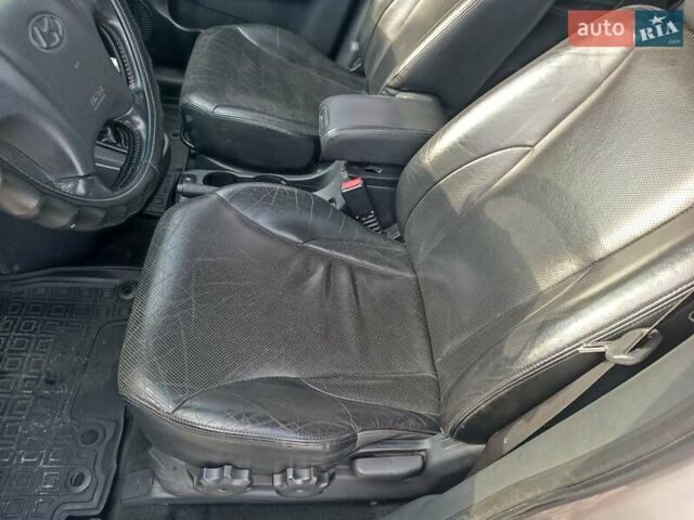 Серый Хендай Туксон, объемом двигателя 1.98 л и пробегом 181 тыс. км за 7000 $, фото 19 на Automoto.ua