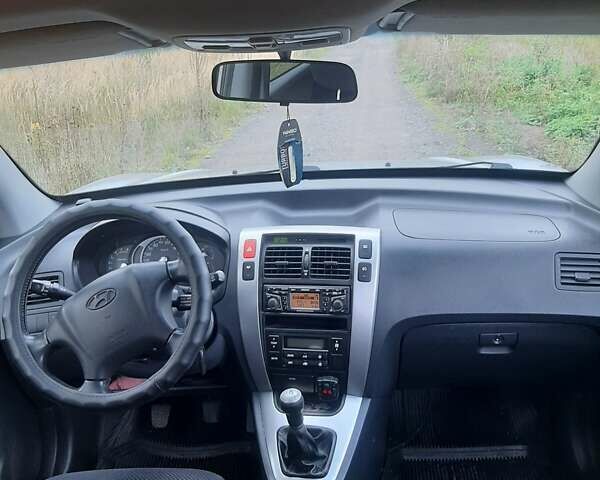 Хендай Туксон 2005 у Рівному на Automoto.ua Сірий Хендай Туксон, об'ємом двигуна 2 л та пробігом 220 тис. км за 6900 $, фото 3 на Automoto.ua