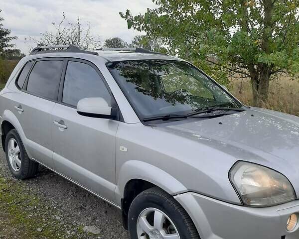 Хендай Туксон 2005 у Рівному на Automoto.ua Сірий Хендай Туксон, об'ємом двигуна 2 л та пробігом 220 тис. км за 6900 $, фото 4 на Automoto.ua