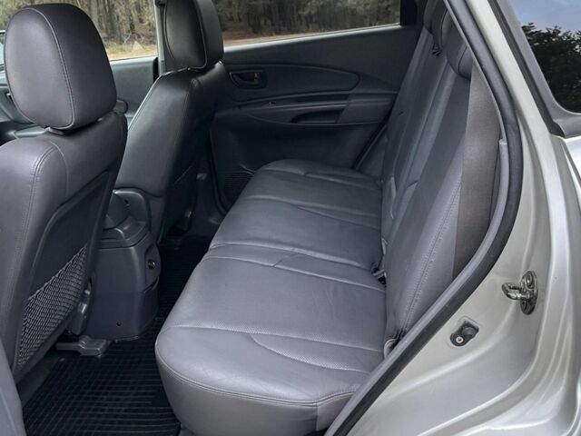 Сірий Хендай Туксон, об'ємом двигуна 2 л та пробігом 187 тис. км за 7650 $, фото 7 на Automoto.ua