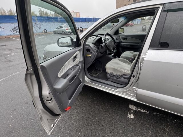 Серый Хендай Туксон, объемом двигателя 2 л и пробегом 163 тыс. км за 8350 $, фото 9 на Automoto.ua