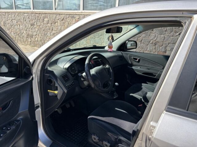 Серый Хендай Туксон, объемом двигателя 2 л и пробегом 270 тыс. км за 7300 $, фото 8 на Automoto.ua