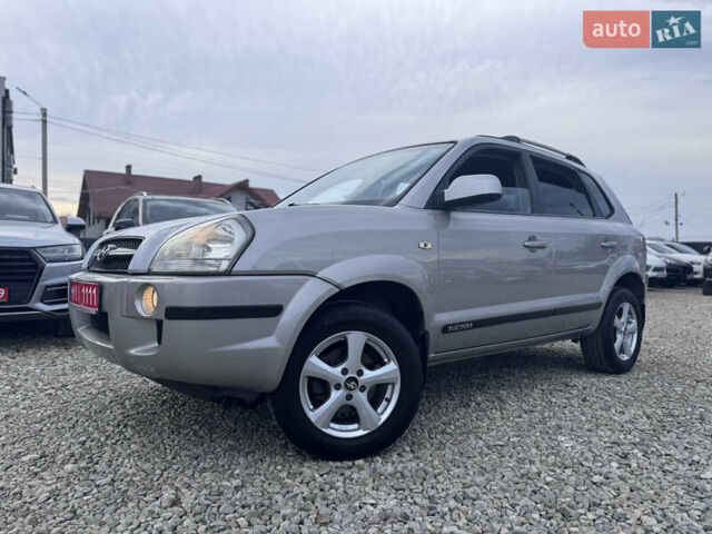 Серый Хендай Туксон, объемом двигателя 2 л и пробегом 155 тыс. км за 6989 $, фото 4 на Automoto.ua