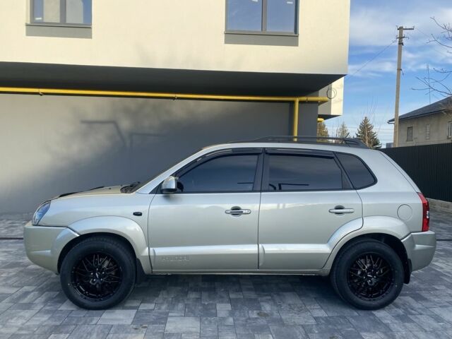 Серый Хендай Туксон, объемом двигателя 2.7 л и пробегом 172 тыс. км за 7500 $, фото 4 на Automoto.ua