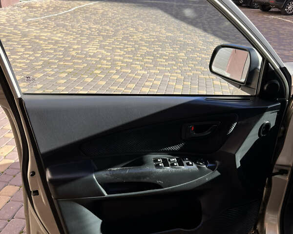 Серый Хендай Туксон, объемом двигателя 2 л и пробегом 285 тыс. км за 6500 $, фото 6 на Automoto.ua