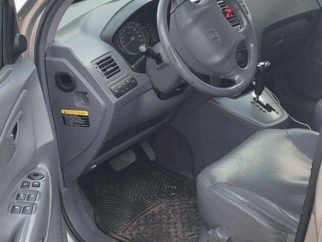 Серый Хендай Туксон, объемом двигателя 2 л и пробегом 264 тыс. км за 4500 $, фото 10 на Automoto.ua