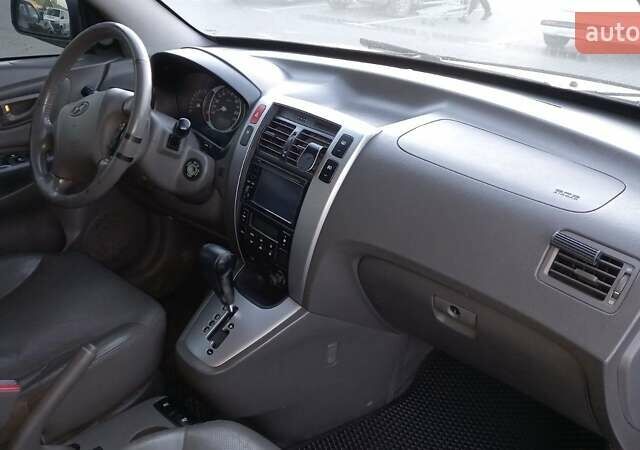 Серый Хендай Туксон, объемом двигателя 2 л и пробегом 207 тыс. км за 7500 $, фото 2 на Automoto.ua