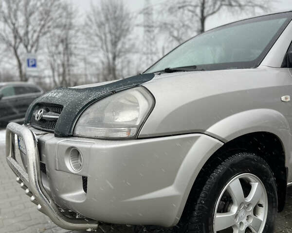 Сірий Хендай Туксон, об'ємом двигуна 1.99 л та пробігом 252 тис. км за 6700 $, фото 4 на Automoto.ua