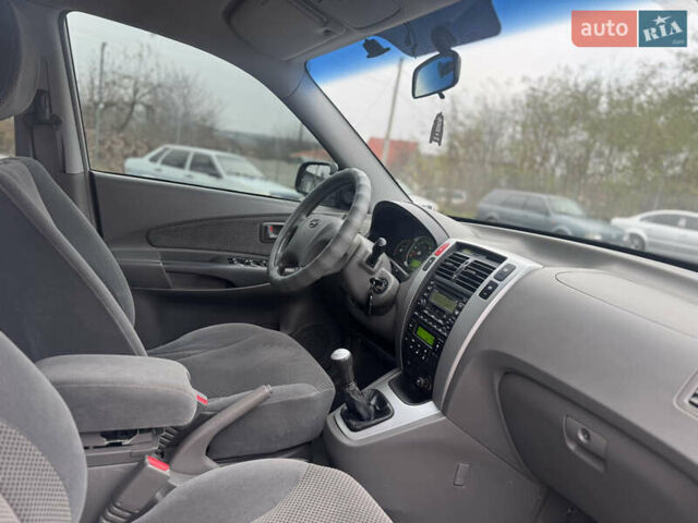 Серый Хендай Туксон, объемом двигателя 1.98 л и пробегом 241 тыс. км за 7000 $, фото 43 на Automoto.ua