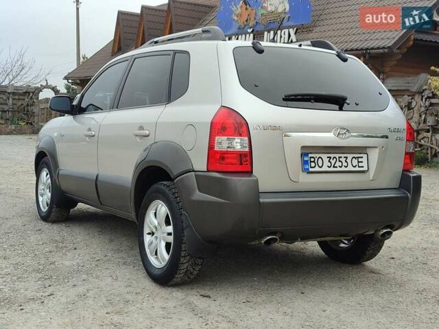 Серый Хендай Туксон, объемом двигателя 1.99 л и пробегом 210 тыс. км за 7900 $, фото 2 на Automoto.ua