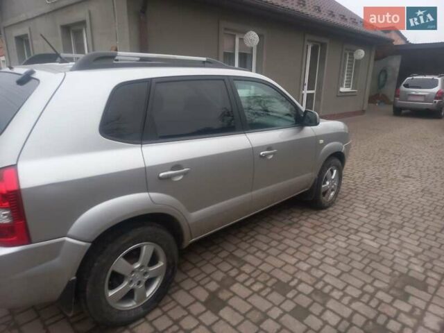 Серый Хендай Туксон, объемом двигателя 2 л и пробегом 226 тыс. км за 6200 $, фото 5 на Automoto.ua