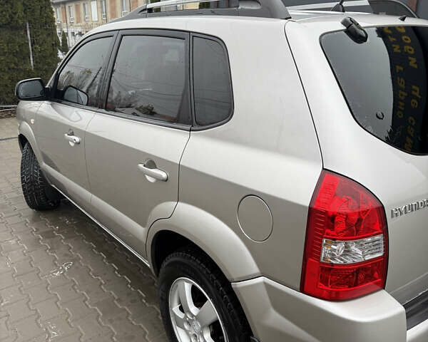 Серый Хендай Туксон, объемом двигателя 1.98 л и пробегом 193 тыс. км за 6500 $, фото 25 на Automoto.ua