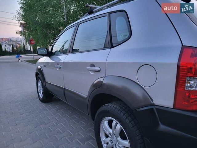 Серый Хендай Туксон, объемом двигателя 2 л и пробегом 257 тыс. км за 7800 $, фото 43 на Automoto.ua