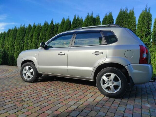 Сірий Хендай Туксон, об'ємом двигуна 2 л та пробігом 159 тис. км за 6700 $, фото 4 на Automoto.ua