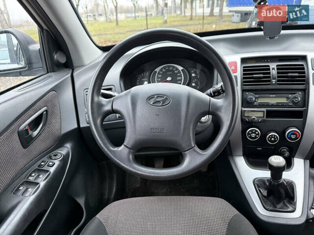 Сірий Хендай Туксон, об'ємом двигуна 2 л та пробігом 193 тис. км за 5999 $, фото 4 на Automoto.ua