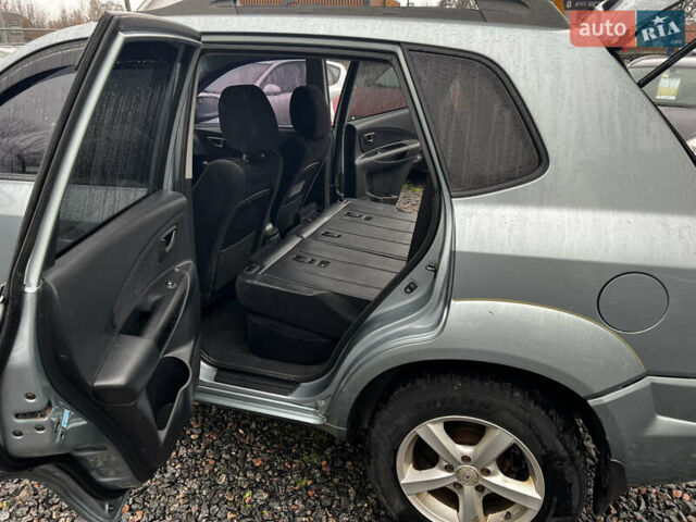 Серый Хендай Туксон, объемом двигателя 1.98 л и пробегом 253 тыс. км за 7650 $, фото 27 на Automoto.ua