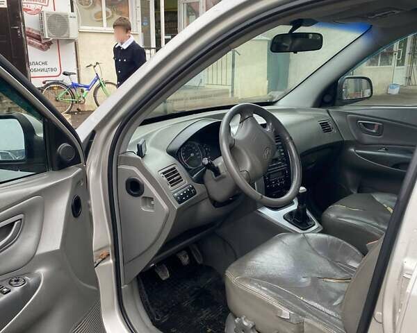 Серый Хендай Туксон, объемом двигателя 1.98 л и пробегом 252 тыс. км за 6199 $, фото 1 на Automoto.ua