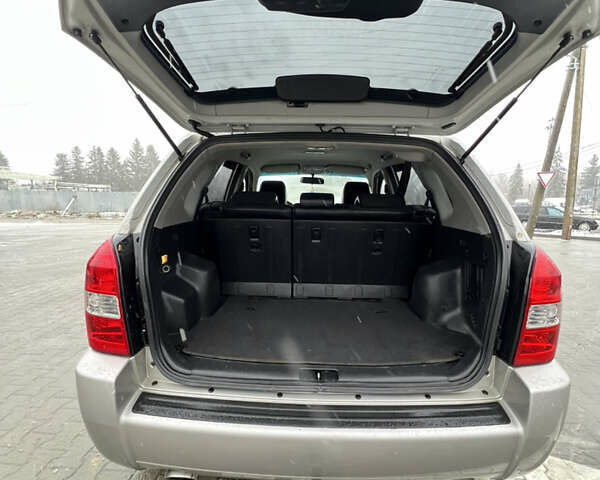 Сірий Хендай Туксон, об'ємом двигуна 1.99 л та пробігом 252 тис. км за 6700 $, фото 32 на Automoto.ua