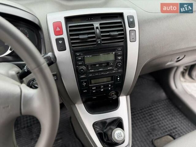 Серый Хендай Туксон, объемом двигателя 1.98 л и пробегом 252 тыс. км за 6950 $, фото 14 на Automoto.ua