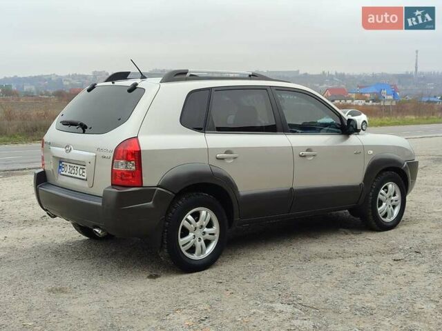 Серый Хендай Туксон, объемом двигателя 1.99 л и пробегом 210 тыс. км за 7900 $, фото 4 на Automoto.ua