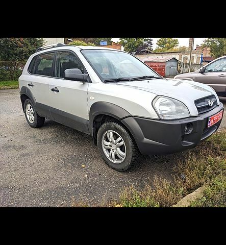 Серый Хендай Туксон, объемом двигателя 2 л и пробегом 167 тыс. км за 7000 $, фото 3 на Automoto.ua