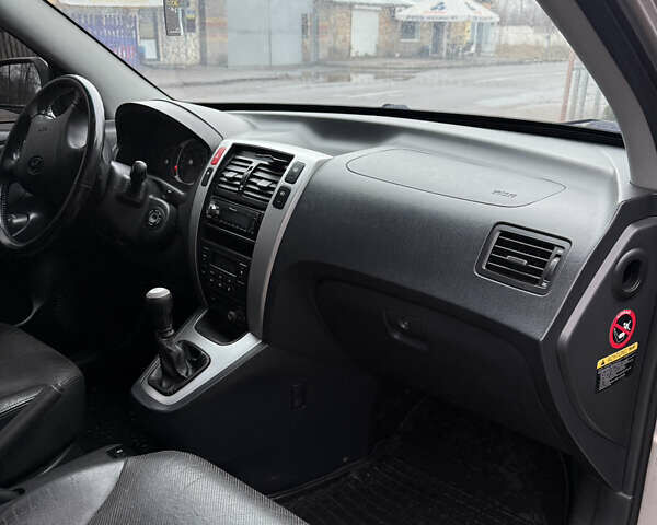 Серый Хендай Туксон, объемом двигателя 1.98 л и пробегом 193 тыс. км за 6500 $, фото 14 на Automoto.ua