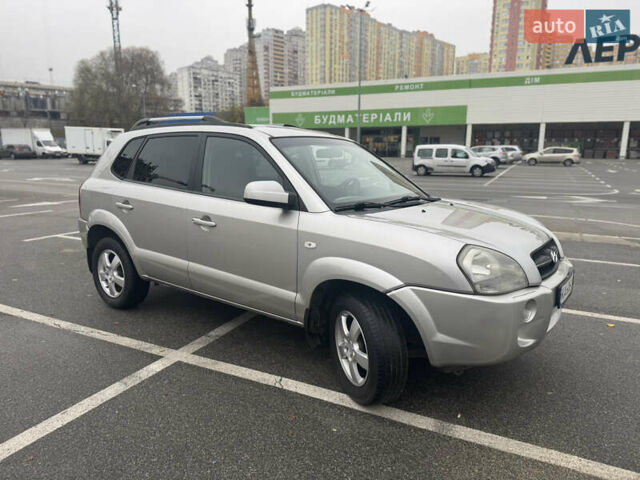 Серый Хендай Туксон, объемом двигателя 1.98 л и пробегом 175 тыс. км за 7800 $, фото 1 на Automoto.ua