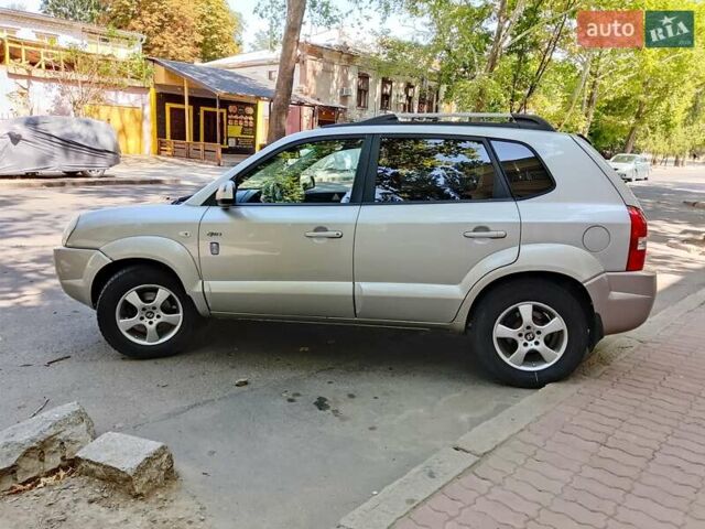 Сірий Хендай Туксон, об'ємом двигуна 2 л та пробігом 277 тис. км за 8000 $, фото 3 на Automoto.ua