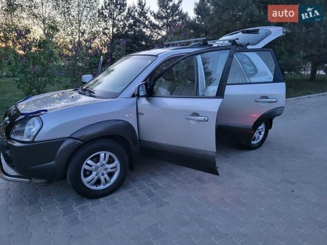 Серый Хендай Туксон, объемом двигателя 2 л и пробегом 257 тыс. км за 7800 $, фото 82 на Automoto.ua
