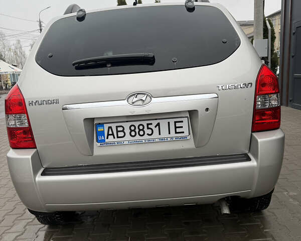 Серый Хендай Туксон, объемом двигателя 1.98 л и пробегом 193 тыс. км за 6500 $, фото 22 на Automoto.ua